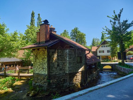 Foto de Antiguo molino de agua en Rastoke es pequeño pueblo hermoso en Croacia en medio de cascadas y pequeños ríos. - Imagen libre de derechos