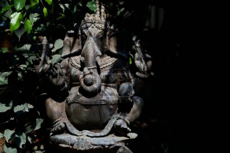 Foto de Muenster, Alemania - 07 30 2022: Estatua del dios indio Ganesha en forma de elefante asiático sentado en yoga como pose - Imagen libre de derechos