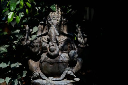 Foto de Muenster, Alemania - 07 30 2022: Estatua del dios indio Ganesha en forma de elefante asiático sentado en yoga como pose - Imagen libre de derechos