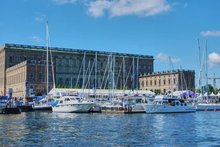 Foto de Stockholm, Sweden - 06 21 2009: Sailing boats of the Volvo ocean race in the port of the swedish capital Stockholm in the baltic sea - Imagen libre de derechos