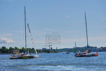 Foto de Stockholm, Sweden - 06 21 2009: Sailing boats of the Volvo ocean race in the port of the swedish capital Stockholm in the baltic sea - Imagen libre de derechos