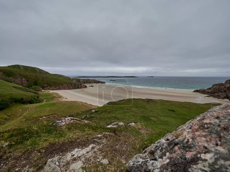 Téléchargez les photos : Paysage de sables de Sango sur la côte nord de l'Écosse par une journée nuageuse et nuageuse. - en image libre de droit