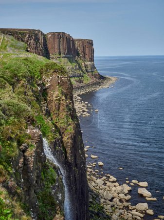 Téléchargez les photos : Emblématique Kilt Rock et les chutes Mealt le long de la côte de l'océan Atlantique sur l'île de Skye en Écosse, Royaume-Uni - en image libre de droit