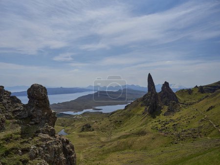 Foto de Icónica formación rocosa de viejo hombre de storr en la isla de skye en el norte de Escocia. - Imagen libre de derechos