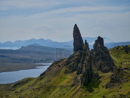 Téléchargez les photos : Formation rocheuse emblématique du vieil homme de tempête sur l'île de Skye dans le nord de l'Écosse. - en image libre de droit