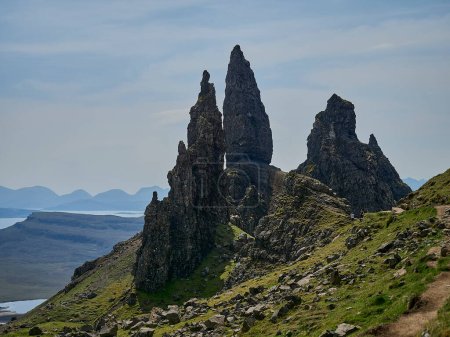 Téléchargez les photos : Formation rocheuse emblématique du vieil homme de tempête sur l'île de Skye dans le nord de l'Écosse. - en image libre de droit