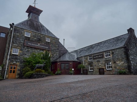 Foto de Dufftown, Escocia - 05 22 2018: antiguo edificio de piedra de la popular y tradicional destilería Glenfiddich en Escocia. - Imagen libre de derechos