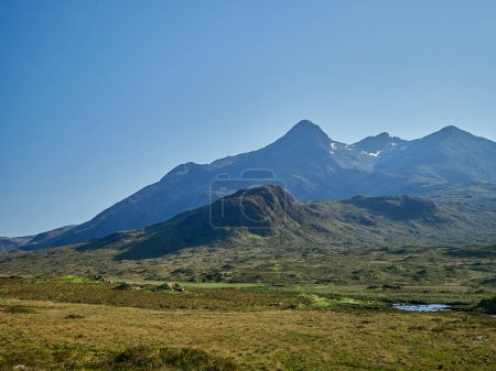Téléchargez les photos : Vue sur les montagnes noires de Cuillin dans le paysage de l'île de Skye, Écosse, Royaume-Uni. - en image libre de droit