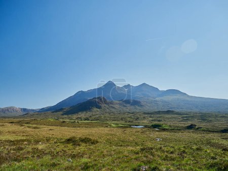 Téléchargez les photos : Vue sur les montagnes noires de Cuillin dans le paysage de l'île de Skye, Écosse, Royaume-Uni. - en image libre de droit