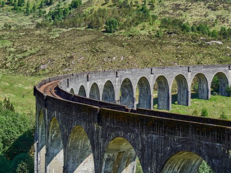 Téléchargez les photos : Glenfinnan, Écosse - 29 05 2018 : train à vapeur jacobite emblématique traversant le viaduc de Glenfinnan dans les hautes terres écossaises. - en image libre de droit