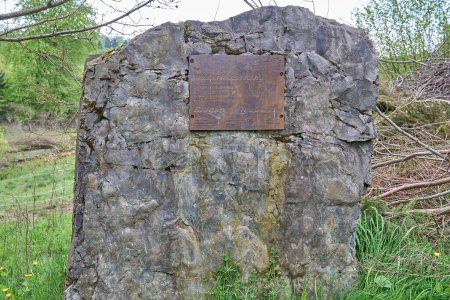 Foto de Piedra de la milla con una insignia de bronce, marcando el centro de Siegen Wittgenstein en las montañas de Rothaarsteig. - Imagen libre de derechos