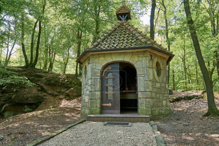 Téléchargez les photos : Extérieur d'une petite chapelle en pierre le long du sentier de randonnée Teutoschleifen autour de Tecklembourg en Allemagne. - en image libre de droit