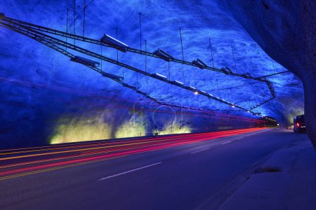 Téléchargez les photos : Lumière bleue de l'intérieur du tunnel souterrain de Laerdal, le plus long tunnel routier de Norvège - en image libre de droit