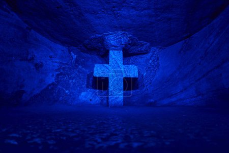 Foto de Zipaquira, Colombia - 04 12 2019: cruz de piedra en la catedral católica de Zipaquira está construida en los túneles de una mina de sal subterránea y artísticamente iluminada con luz colorida. - Imagen libre de derechos