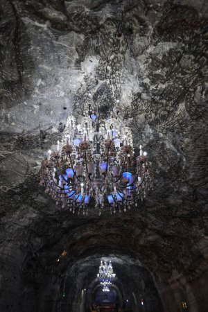 Foto de Zipaquira, Colombia - 04 12 2019: dentro de la catedral católica de Zipaquira, construida en los túneles de una mina de sal subterránea y artísticamente iluminada con luz colorida. - Imagen libre de derechos