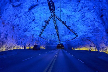 Téléchargez les photos : Lumière bleue de l'intérieur du tunnel souterrain de Laerdal, le plus long tunnel routier de Norvège - en image libre de droit