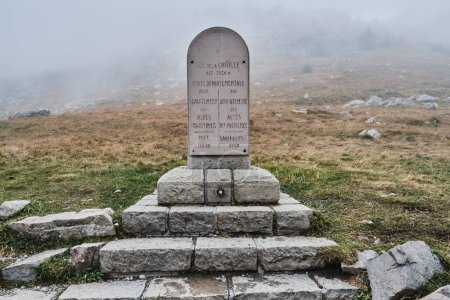 Téléchargez les photos : Chemin marqueur du col de Cayolle dans les Alpes une étape du tour de France - en image libre de droit