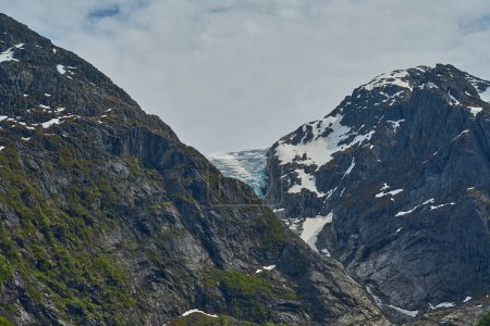Glaciar Bondhusbreen azul colgando en las montañas sobre el lago Bondhusvatnet y en Sundal, Vestland, Noruega