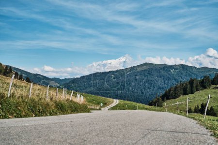 Leere Straße mit Mont Blanc im Hintergrund in den französischen Alpen im Sommer