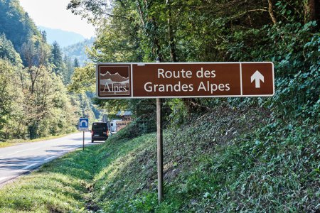 Wegweiser der Route des Grandes Alpes in Frankreich am Straßenrand