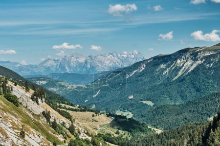 Tal in den französischen Alpen im Sommer mit Bergen im Hintergrund