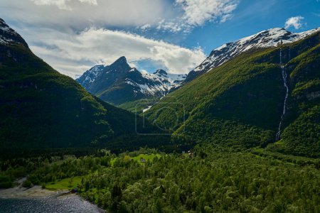 paysage magnifique et tranquille au glacier Kjenndalsbreen en Norvège.
