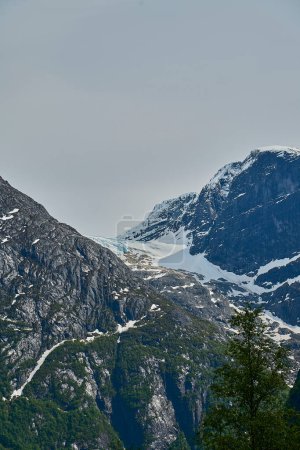 schöne und ruhige Landschaft am Kjenndalsbreen-Gletscher in Norwegen.