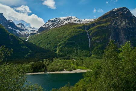 paysage magnifique et tranquille au glacier Kjenndalsbreen en Norvège.