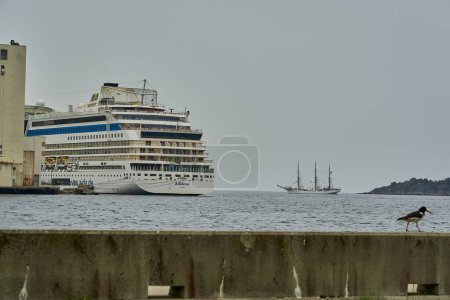 Foto de Kristiansand, Noruega 06 17 2022: puerto en Kristiansand con un crucero y tres mástil marinero en el fondo. - Imagen libre de derechos