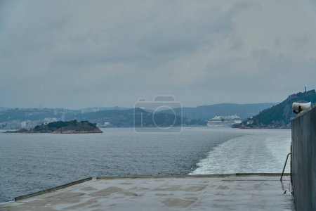 barco de transbordador que sale del puerto de Kristiansand en la costa de Noruega, transportando automóviles y pasajeros a Dinamarca.