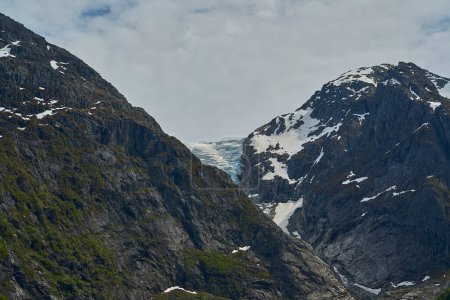 Glacier Blue Bondhusbreen suspendu dans les montagnes au-dessus du lac Bondhusvatnet et à Sundal, Vestland, Norvège
