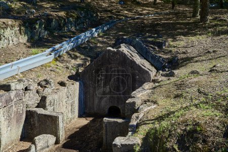 Braga, Portugal - 09 30 2022: Sitio arqueológico de las ruinas romanas históricas de Citania de Briteiros cerca de Guimaraes y Braga, situado en lo alto de la colina con vistas al paisaje.