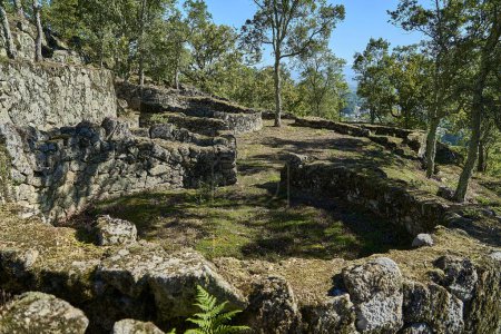 Braga, Portugal - 09 30 2022: Archäologische Stätte der historischen römischen Ruinen von Citania de Briteiros in der Nähe von Guimaraes und Braga, hoch oben auf einem Hügel mit Blick auf die Landschaft.