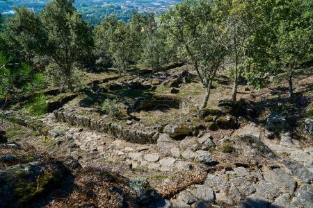 Braga, Portugal - 09 30 2022: Archäologische Stätte der historischen römischen Ruinen von Citania de Briteiros in der Nähe von Guimaraes und Braga, hoch oben auf einem Hügel mit Blick auf die Landschaft.