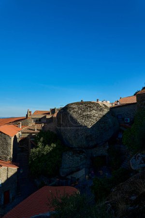 Foto de El pueblo medieval de Monsanto es popular destino turístico, conocido por sus casas tradicionales construidas en las rocas de granito del paisaje montañoso en Portugal. - Imagen libre de derechos