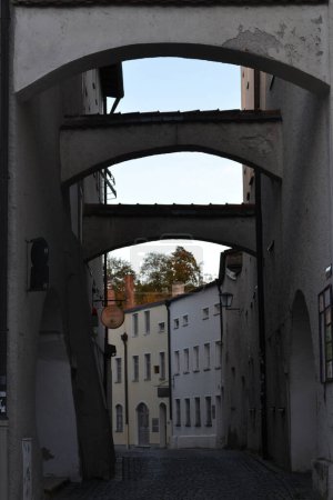 Téléchargez les photos : Passageway on a bavarian town with strange bypasses - en image libre de droit