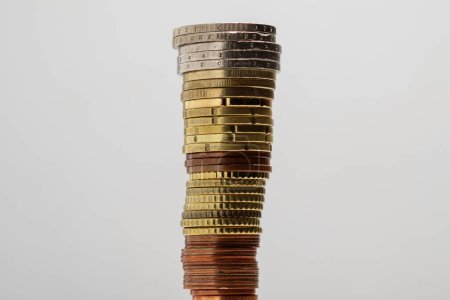 Foto de Gran pila de monedas de euro apiladas una encima de la otra de menor a mayor. El concepto de crecimiento del valor monetario, inestabilidad monetaria. - Imagen libre de derechos