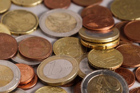 Foto de Derramó monedas de euro de cerca. Fondo abstracto de monedas con enfoque suave. - Imagen libre de derechos