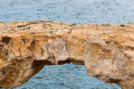 Foto de Arco de piedra primer plano, un destino turístico popular en Chipre. Kamara Tou Koraka, Arco del Cuervo. - Imagen libre de derechos
