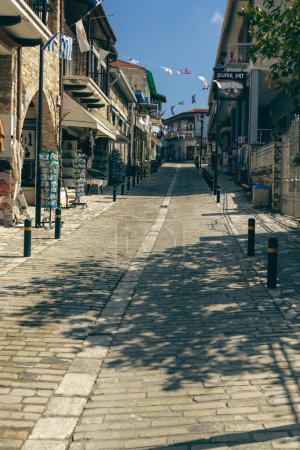 Téléchargez les photos : La ville de Pano Lefkara, avec ses belles rues pavées et ses bâtiments anciens, belle vieille ville de Chypre, est une destination touristique populaire. Pano Lefkara, Chypre - 28.03.2023. - en image libre de droit