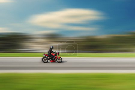 Foto de Moto rojo con fondo borroso velocidad. Una motocicleta deportiva en movimiento rápido. Copia espacio para tu texto. Efecto difuminado de movimiento. - Imagen libre de derechos