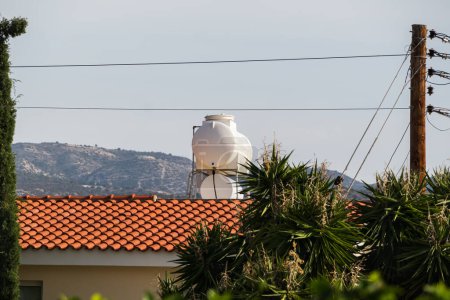 Warmwasserboiler auf dem Dach des Hauses. Solarbeheizter Boiler. Solaranlage zur Warmwasserbereitung auf dem Dach des Gebäudes.