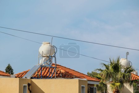 Solarboiler zur Warmwasserbereitung auf den Dächern von Häusern. Solarbeheiztes Wasser.