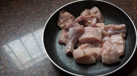 Foto de Raw meat ready to be cooked kept in pan - Imagen libre de derechos