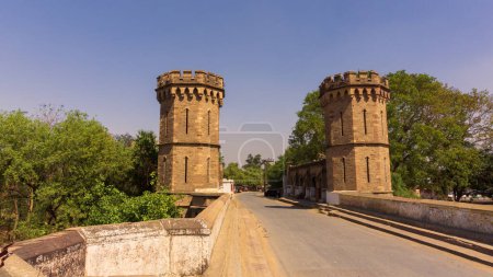 Un paisaje escénico de un viejo puente de piedra histórico en Mirzapur