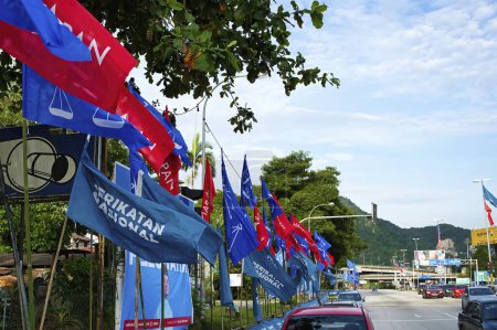 Foto de Kuala Lumpur, Malasia: 6 de noviembre de 2022 - Banderas de los partidos políticos que participan en las XV elecciones generales en Malasia. - Imagen libre de derechos