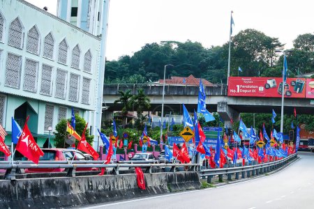 Foto de Kuala Lumpur, Malasia: 6 de noviembre de 2022 - Banderas de los partidos políticos que participan en las XV elecciones generales en Malasia. - Imagen libre de derechos