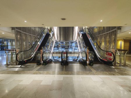 Téléchargez les photos : Escaliers mécaniques à l'intérieur d'un bâtiment vide pour se déplacer entre les étages - en image libre de droit
