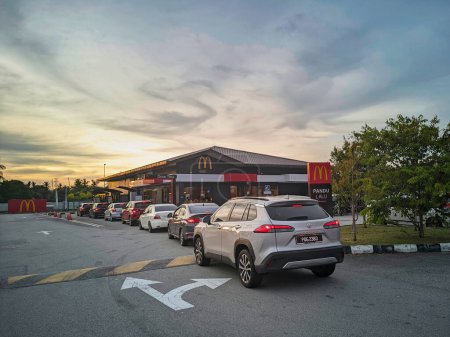 Téléchargez les photos : Kuala Lumpur, Malaisie : 20 oct. 2022 - Rangée de voitures faisant la queue pour acheter à McDonald's drive-thru - en image libre de droit
