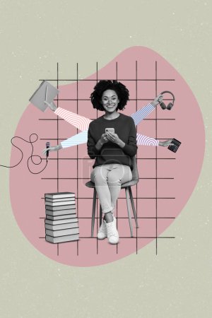 Vertikale Collage positiver Mädchen schwarz weiß Gamma-Sessel verwenden Telefon vier Arme halten Buch Notizbuch Kopfhörer Taschenrechner Mikrofon.